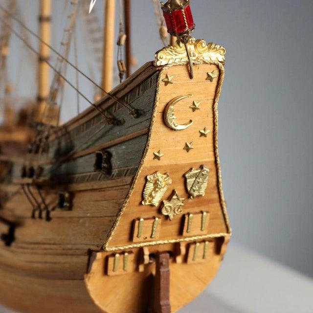 Antique Wooden Vessel in Acrylic Glass Case, 20th Century For Sale - Image 12 of 14