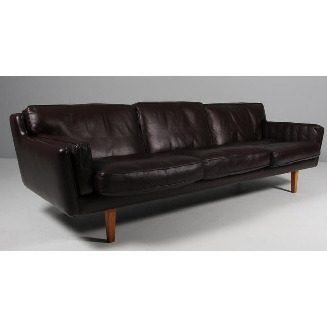Illum Wikkelsø 1919-1999. Three-seat sofa, freestanding, upholstered in brown leather, loose cushions with down filling,...