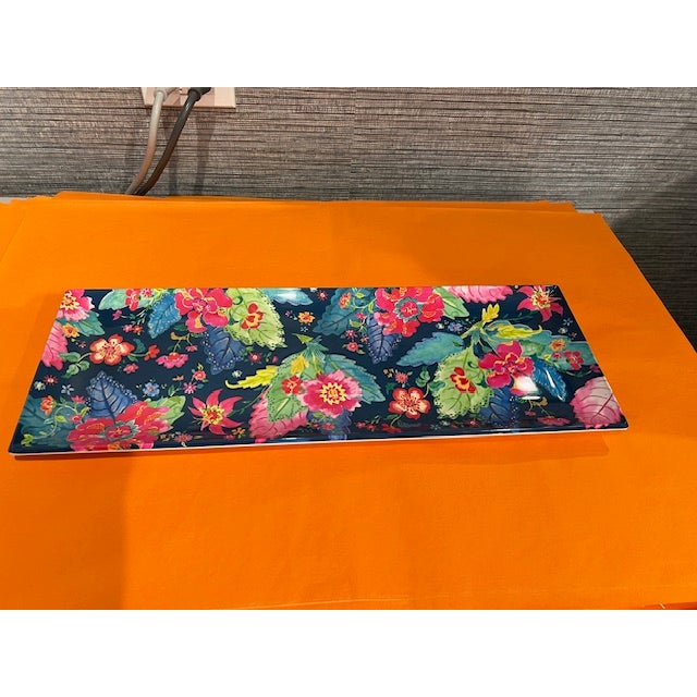 Kenneth Ludwig Chicago Tobacco Leaf Melamine Sandwich Tray For Sale - Image 4 of 5