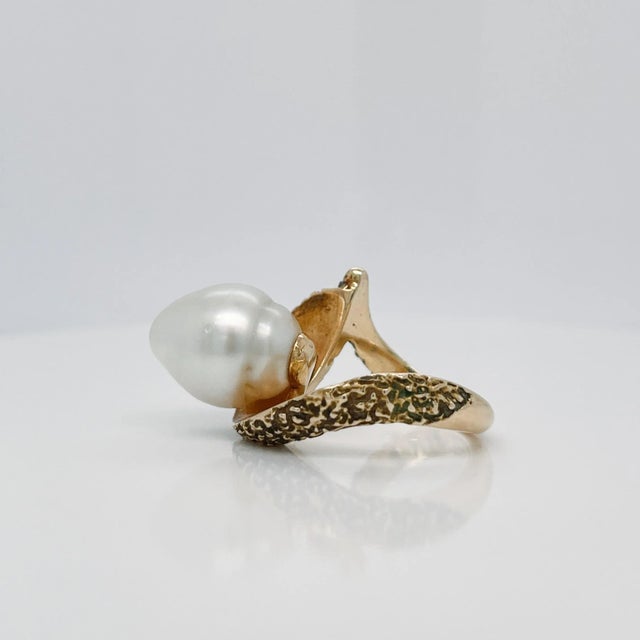 Vintage Brutalist Textured 14 Karat Yellow Gold & Baroque Pearl Cocktail Ring Size 4.5 For Sale - Image 4 of 12