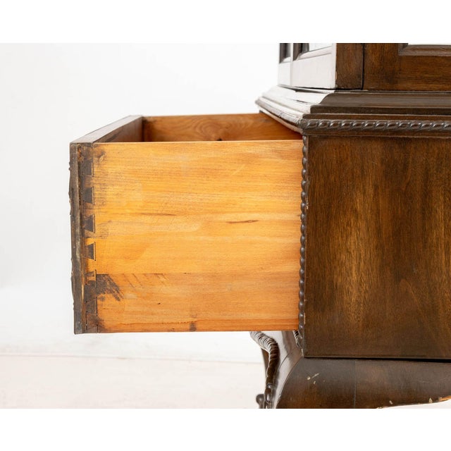 Queen Anne Style Mahogany Display Cabinet For Sale In New York - Image 6 of 7