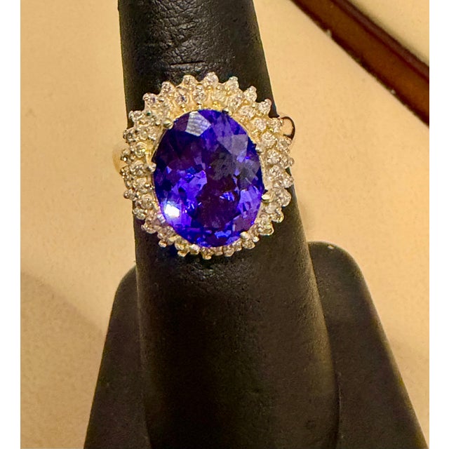 2020s 6.2 Carat Oval Tanzanite & 1 Ct Diamond Ring 14 Karat Yellow Gold, Estate, S 7 For Sale - Image 5 of 8