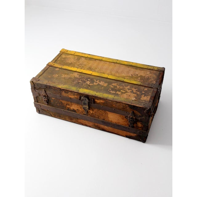 This antique Argentinian gaucho trunk features a flat wooden top with wood banding, leather trim, and sturdy leather...