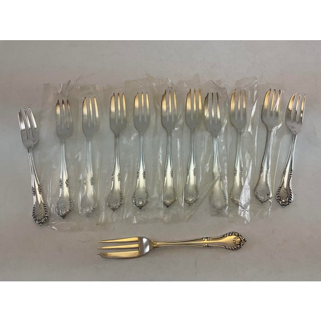 1980s Silver Plated 12 Pastry Forks with Cases, Chesterfield. For Sale In New York - Image 6 of 17