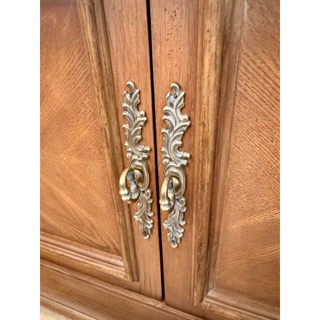 Beautiful Big Bernhardt China Cabinet Late 20th century, solid wood, carved Acanthus Leaf mid tone wood with beveled glass...