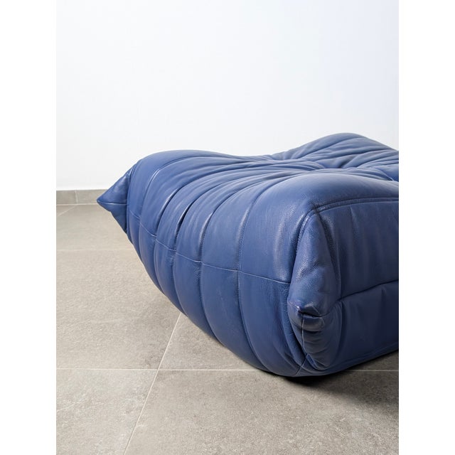 This authentic design by Michel Ducaroy for Ligne Roset is the iconic Togo Ottoman, produced in France during the 1980s....