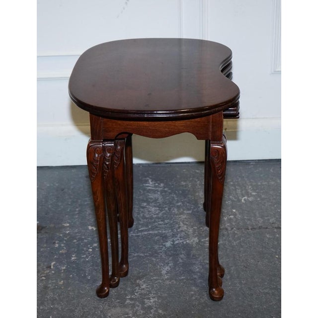 Vintage Kidney Shape Flamed Mahogany Nest of Three Tables with Queen Anne Legs, Set of 3 For Sale - Image 6 of 15