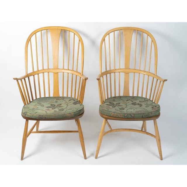 2 English Windsor armchairs, manufactured by Ercol, from the 20th century. 2 Windsor armchairs, English craftsmanship,...