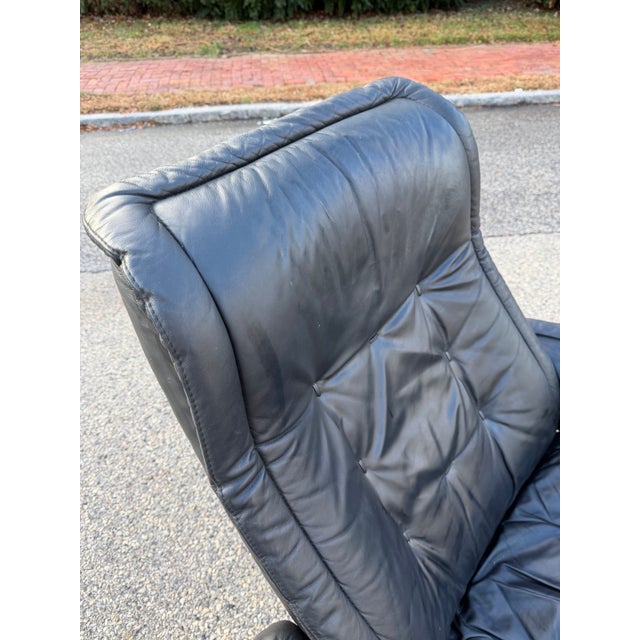 1990s Black Leather Ekornes Stressless Chair and Ottoman For Sale In Philadelphia - Image 6 of 12