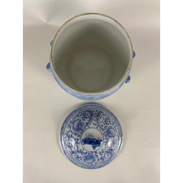 Early 20th Century Blue and White Chinese Porcelain Covered Hot Pot For Sale - Image 5 of 8