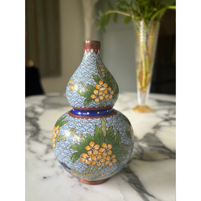 Chinoiserie Vintage Petite Chinoiserie Chinese Cloisonné Gourd Vase For Sale - Image 3 of 14