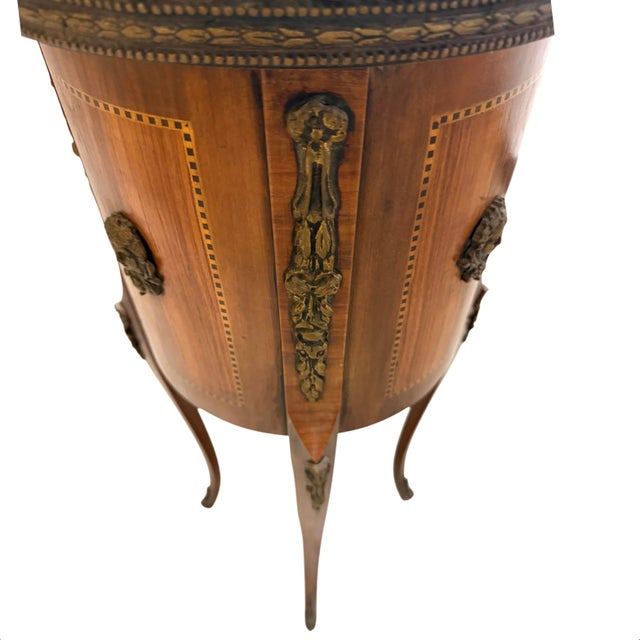1940s Pair of French Louis XV Style Inlaid Round Nightstands With Gallery For Sale - Image 11 of 17