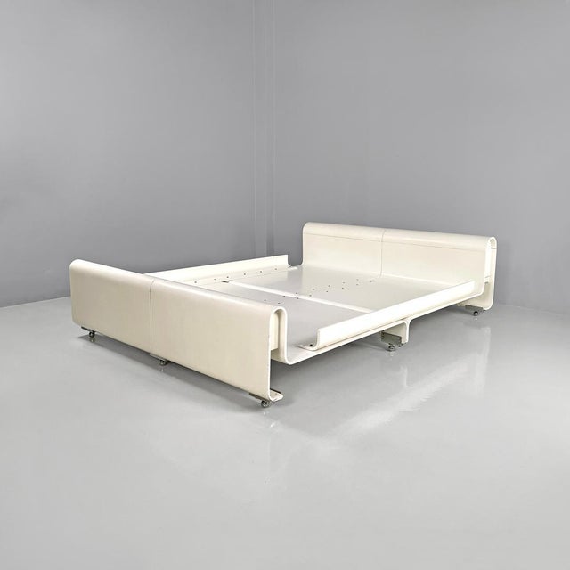 Italian Modern Double Bed in White Wood by Benatti, 1970s For Sale - Image 3 of 18
