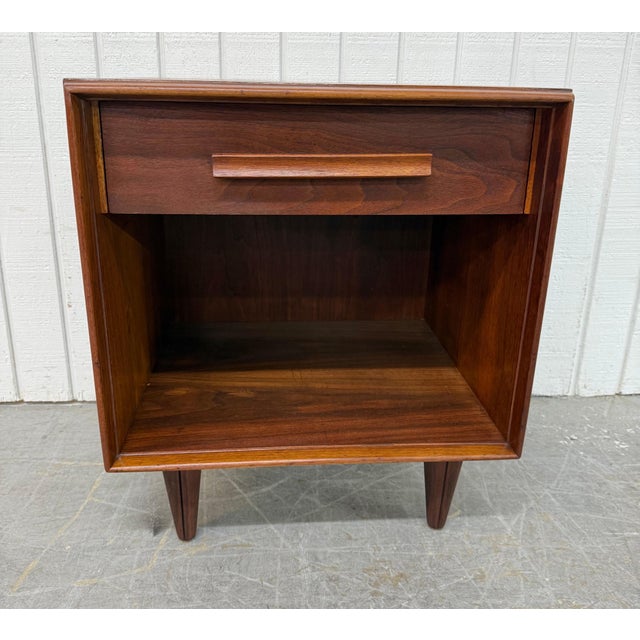 Wood Mid-Century Modern John Widdicomb Walnut Nightstands - Set of 2 For Sale - Image 7 of 9
