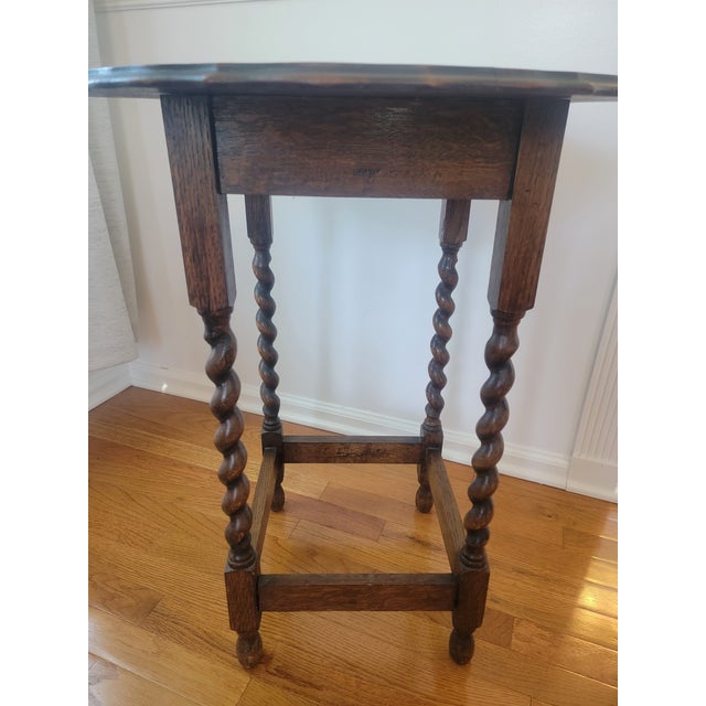 Early 20th-Century Oak Round Parlor Table With Barley-Twist Legs For Sale - Image 4 of 11
