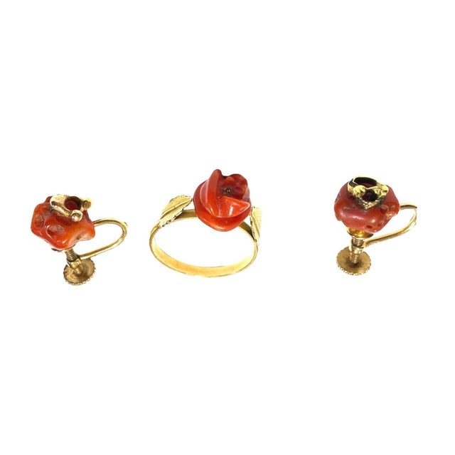 This exquisite vintage jewelry set features an 18Kt gold ring and earrings made with genuine coral in a stunning flower...