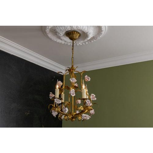 Hollywood Regency Style Gilt Metal and Pink Porcelain Roses Chandelier, Italy, 1970s For Sale - Image 10 of 18
