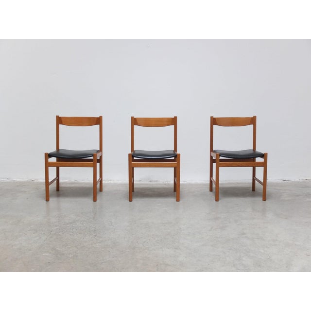 Lovely set of 6 dining chairs produced by Meubelatelier Vanda in Watervliet (Belgium) around 1965. The frames are made of...