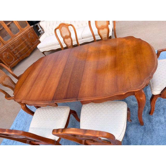 Bassett Furniture Chalons Collection Sequoia Cherry French Provincial Dining Set – Table, Extension Leaf & Six Chairs An...