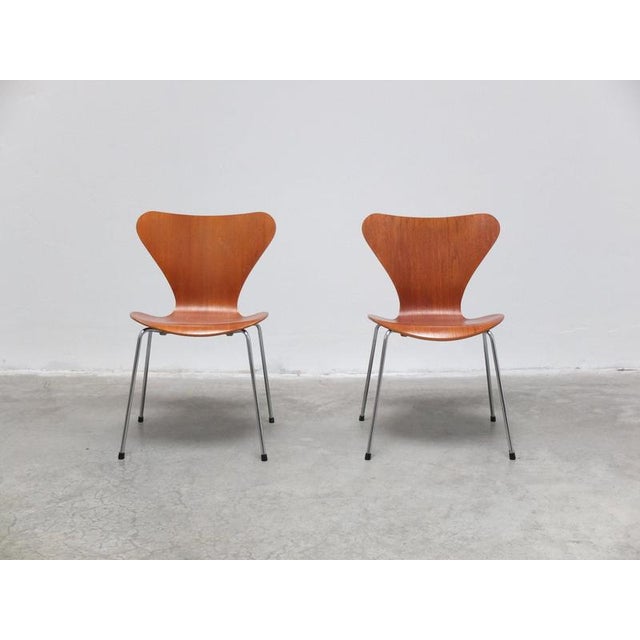 Original pair of ‘Series 7’ dining chairs designed by Arne Jacobsen in 1955. These examples are early productions from...