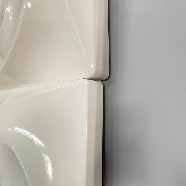Plastic Italian Modern Spiral Shape Modular Wall Lamps in White Acrylic Glass, 1980s, Set of 9 For Sale - Image 7 of 11