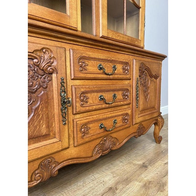 French Louis XVI Display Cabinet in Oak For Sale - Image 10 of 15