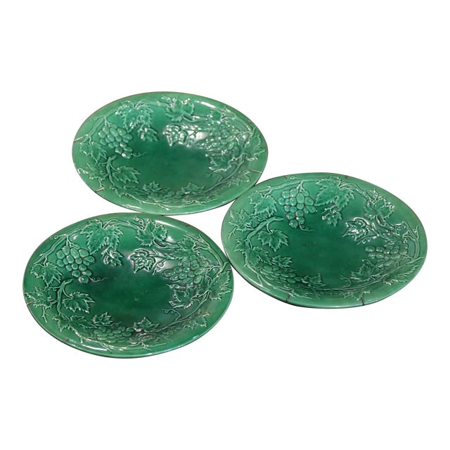 19th Century English Majolica Wall Plates With Vine and Grape Motifs- Set of 3 For Sale