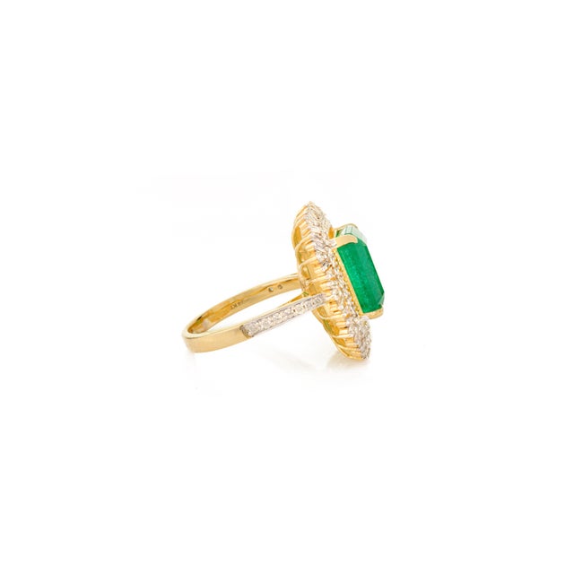Estate 14k Gold 4.83 Ct Emerald & Diamond Cocktail Ring Size 7 For Sale In New York - Image 6 of 12