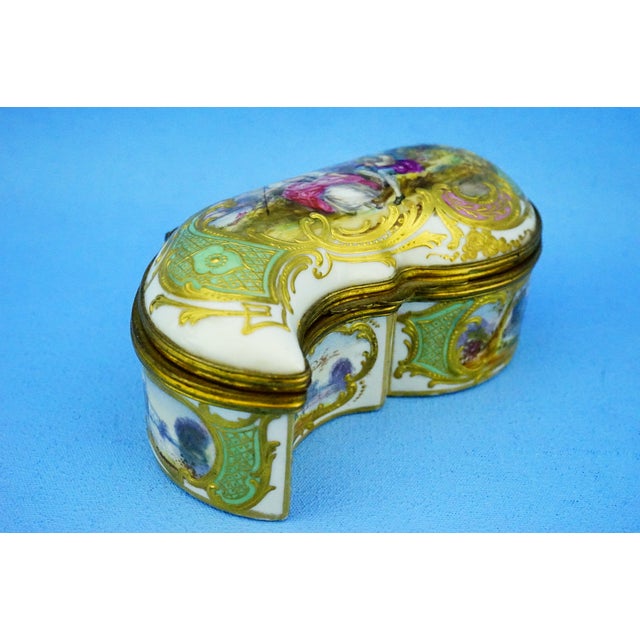 Porcelain Snuffbox Jewelry Box by Edme Samson Manufacturing, Sevres, 19th Century For Sale - Image 9 of 18