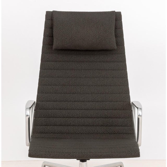 Modern Eames for Herman Miller Ea124 Aluminum Group Chair For Sale - Image 3 of 9
