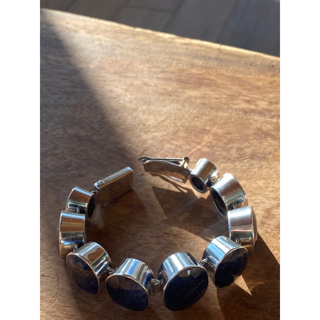 1980s Monumental Faceted Raw Sapphire + Sterling Silver Link Bracelet For Sale - Image 5 of 10