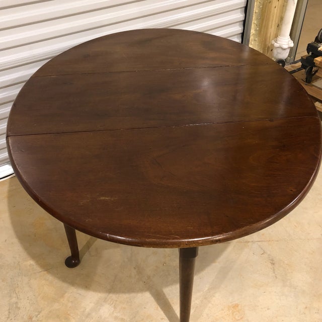 Queen Anne 18th Century Queen Anne Oval Mahogany Drop Leaf Table For Sale - Image 3 of 8