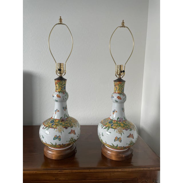 I bought this pair of unique vases from Villa Melrose Antiques in West Los Ángeles and had them turned into table lamps....