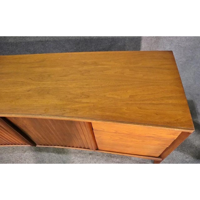 Wood Mid 20th Century Mid-Century Curved Dresser by Unagusta, Attributed For Sale - Image 7 of 10