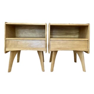 Pair of Heywood Wakefield “Trophy” Series Nightstands For Sale