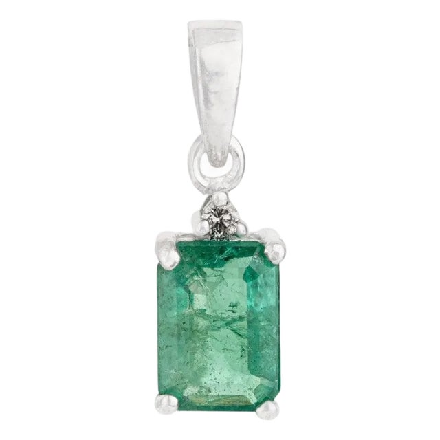 Handcrafted Natural Emerald & Diamond Solitaire Pendant in 925 Silver For Sale