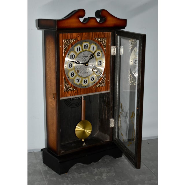 Vintage Alaron Regency Style Wall/Mantel Clock W/Pendulum and Key For Sale In Philadelphia - Image 6 of 12
