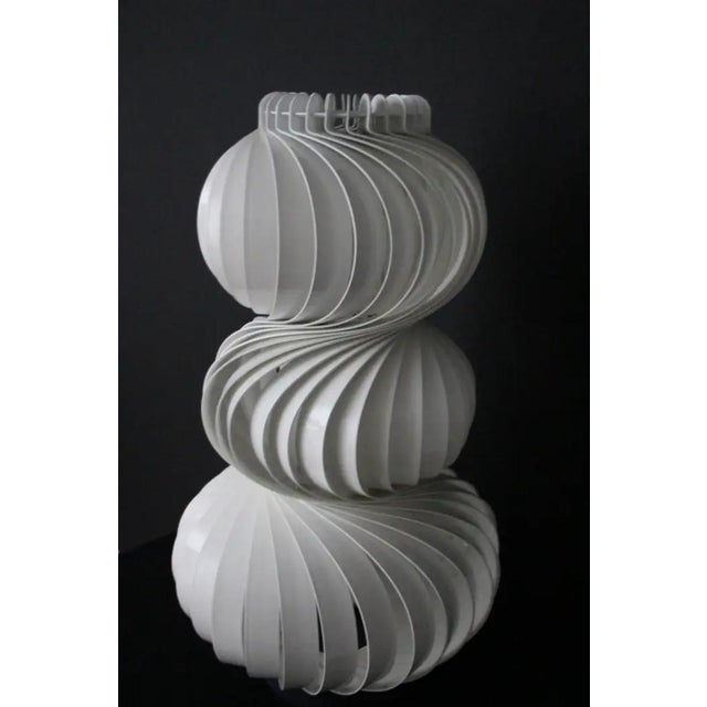 Mid-Century Swirling Medusa Table Lamp in White Steel and Aluminum from Valenti, 1990s For Sale - Image 4 of 18