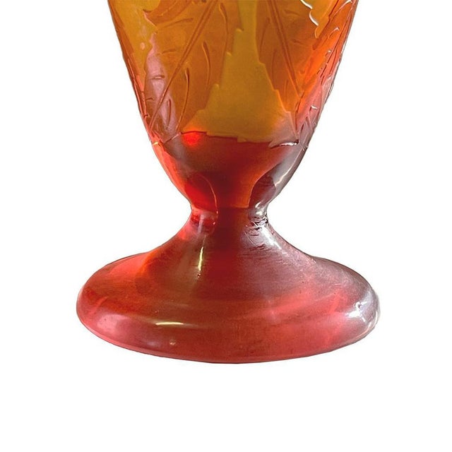 Émile Gallé small Cameo vase, Art Nouveau, ca 1900 Émile Gallé (Nancy, 1846 –1904) was a French glassmaker and furniture...