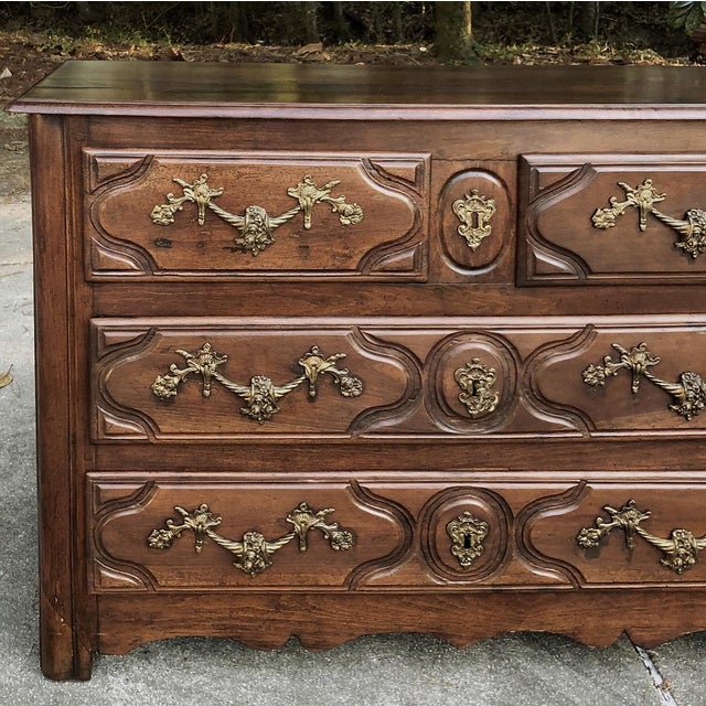 Early 19th Century French Louis XIV Walnut Commode For Sale - Image 14 of 15