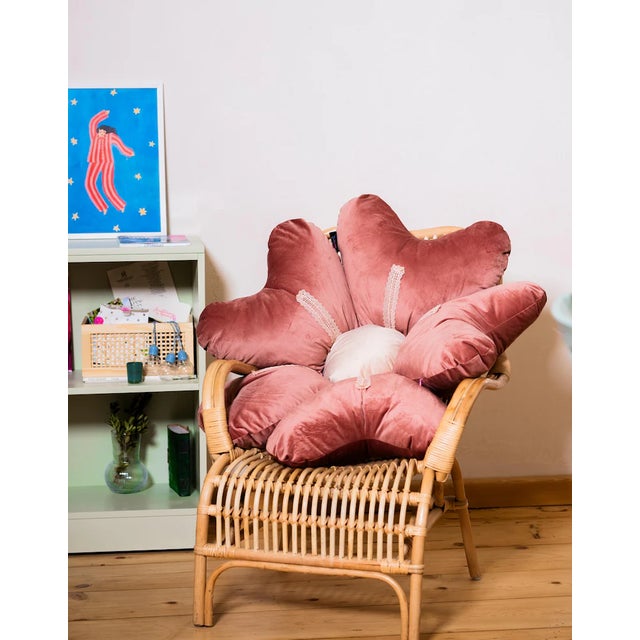 Bring a touch of sunshine and coziness to your space . This handmade daisy shaped decorative pillow is a unique and...