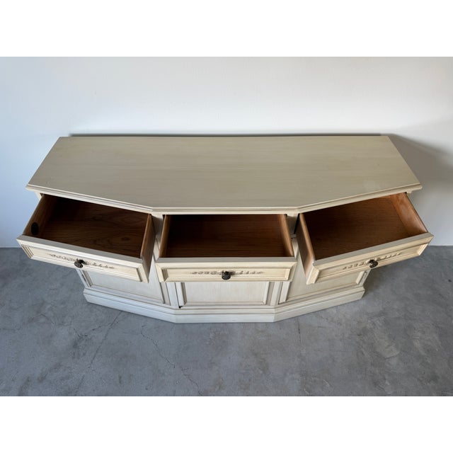 1970s Vintage Hickory Manufacturing Co. Neoclassical Style Bow Front Sideboard For Sale - Image 5 of 16