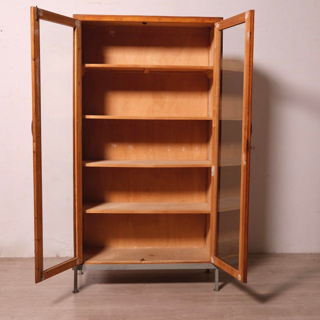 Beautiful 1940s Italian display cabinet, composed of two glass doors and adjustable and removable internal shelves....