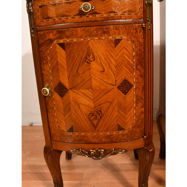 Wood 1900 Antique French Louis XV Walnut Inlay & Marble Top Pair Nightstands / Bedside Tables For Sale - Image 7 of 17