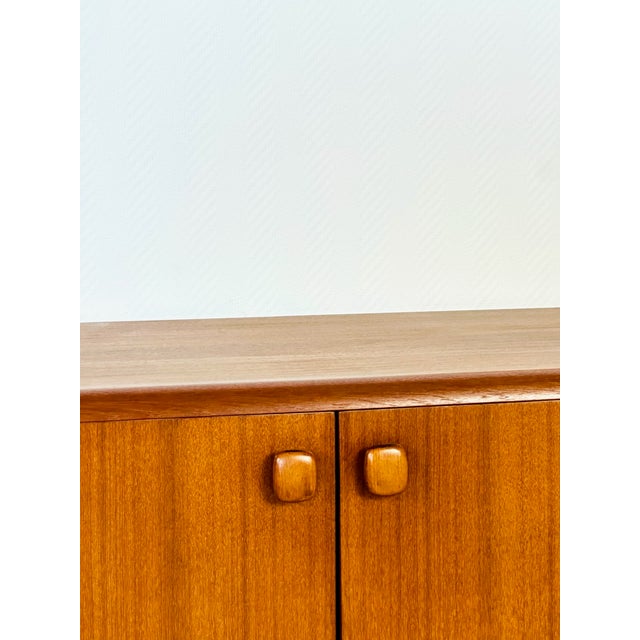 Low Scandinavian Teak Sideboard with 4 Doors and Hairpin Legs, 1960 For Sale - Image 14 of 17