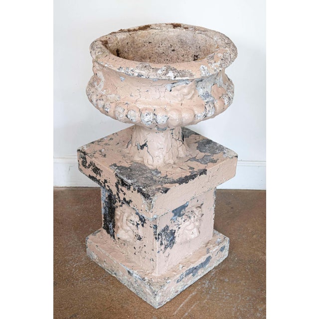 Light Pink Pair of English Edwardian Period 1900s Reconstituted Stone Urns with Lion Heads For Sale - Image 8 of 14