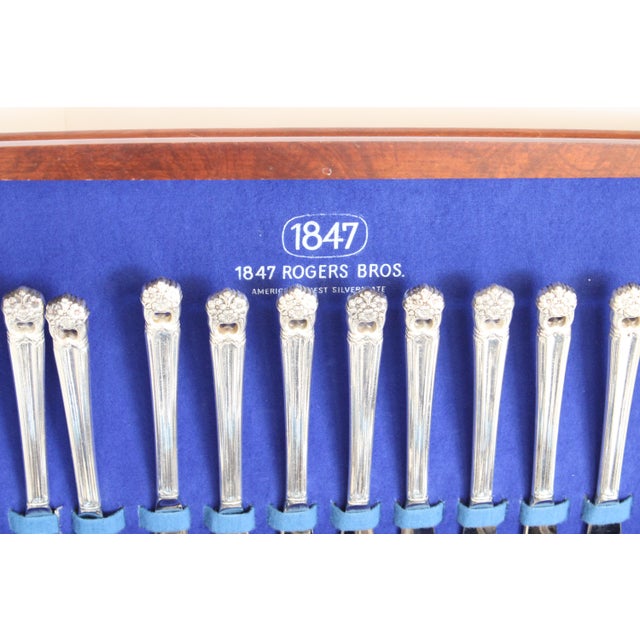 Victorian 1937 William Rogers Silverplate Flatware Set 80 Pieces For Sale - Image 3 of 11
