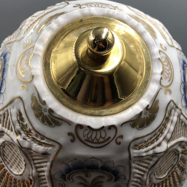 Gold Porcelain Lamp with Vases in Reticulated Porcelain from Klausenburg, 1980s, Set of 3 For Sale - Image 8 of 18