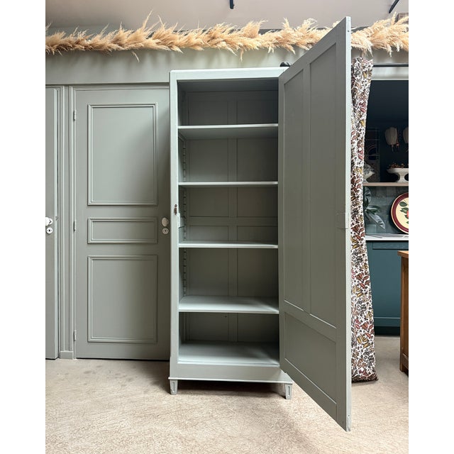 This 1940s wardrobe embodies the best of late art deco: rigorous geometry, a tall and slender silhouette, and a complete...