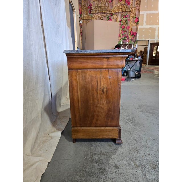 French Early 1900s LPH Burled Walnut Commode For Sale - Image 3 of 7